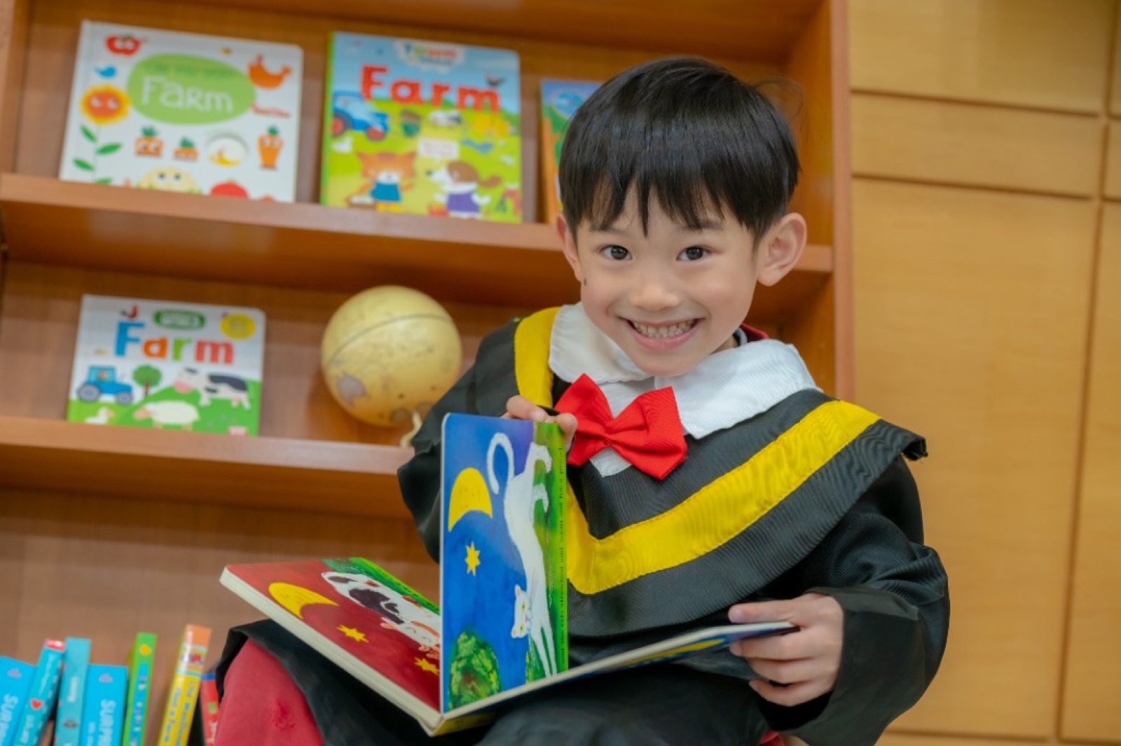 幼兒園畢業照 師生照活潑