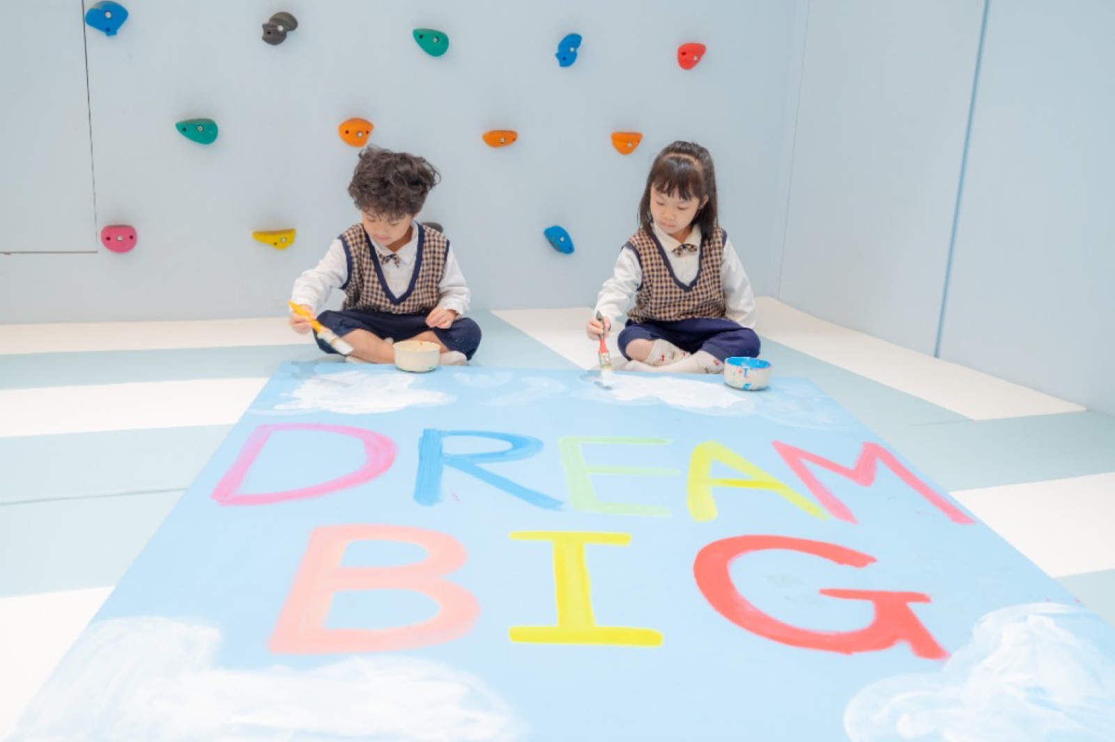 幼兒園畢業照 師生照活潑