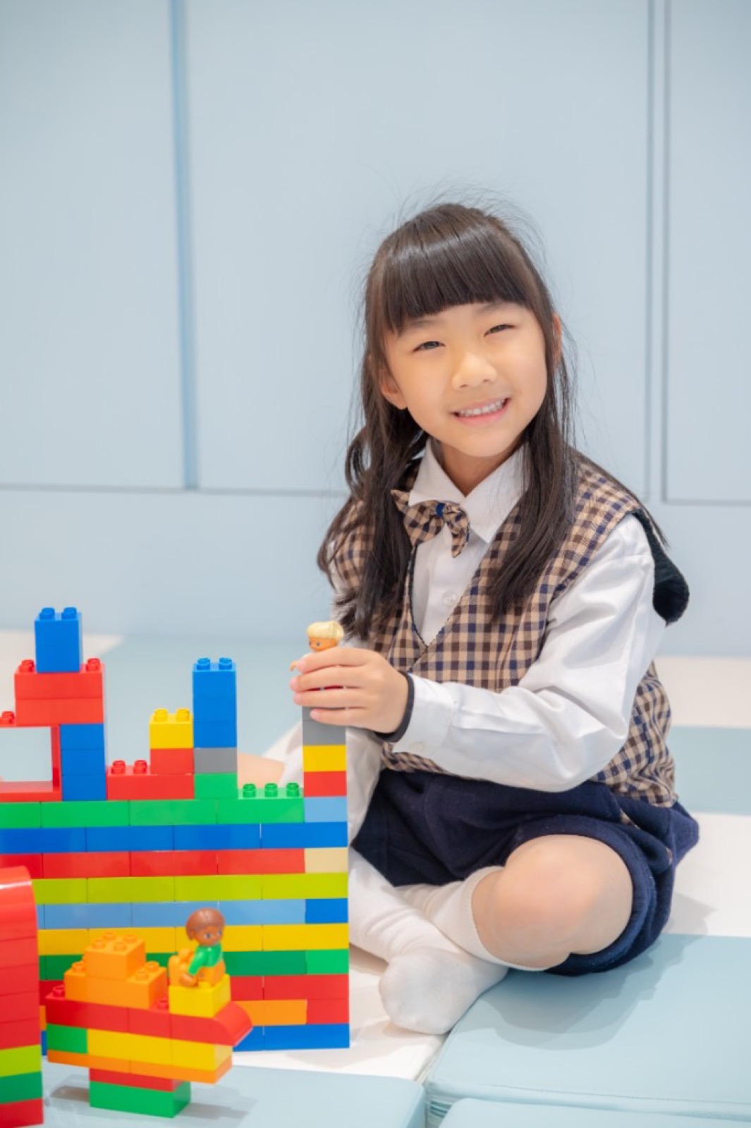 幼兒園畢業照 師生照活潑