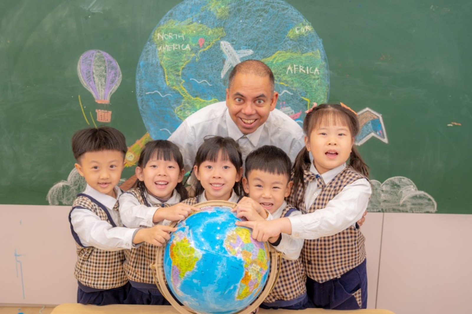 幼兒園畢業照 師生照活潑