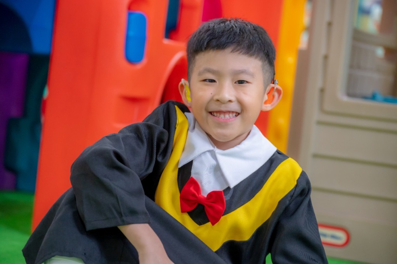 幼兒園畢業照 師生照活潑