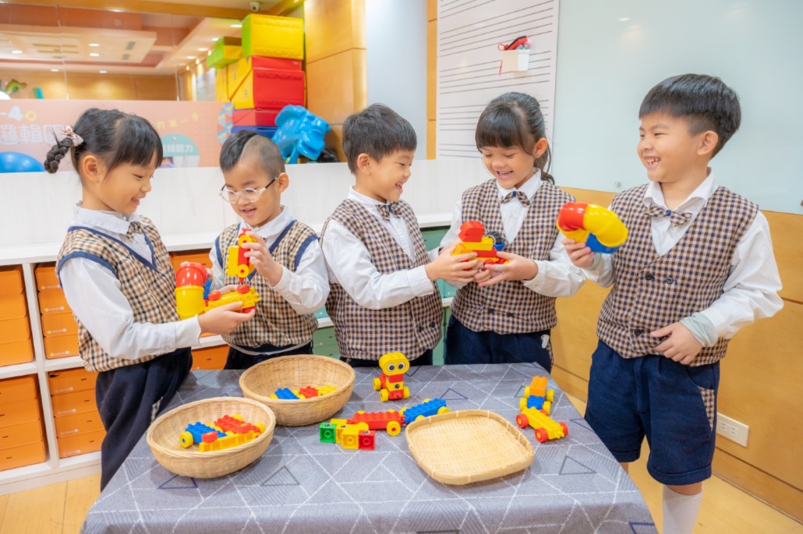 幼兒園畢業照 師生照活潑