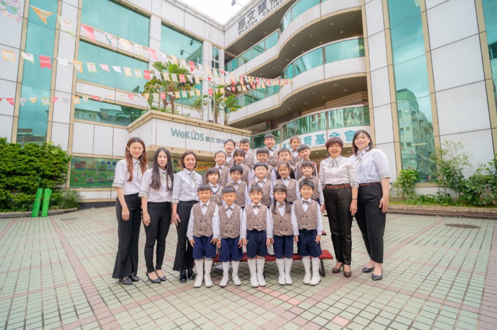 幼兒園畢業照 師生照活潑