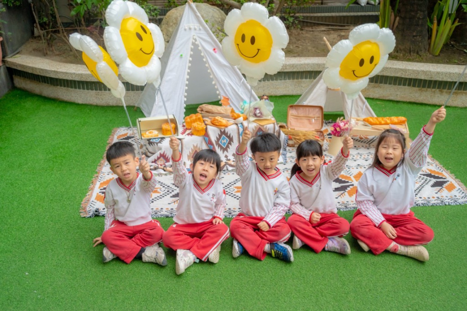 幼兒園畢業照 師生照活潑
