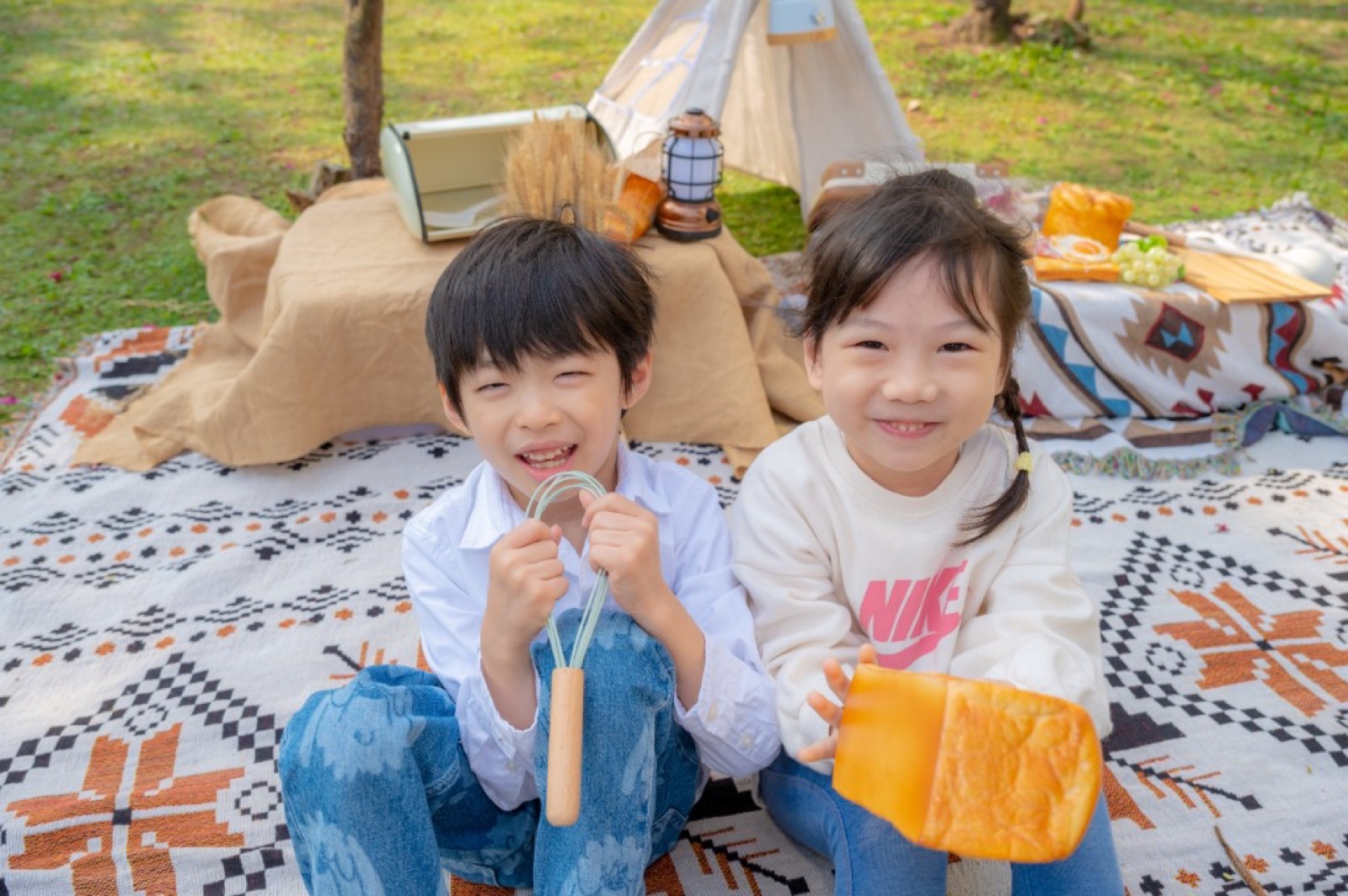 攝影師戶外拍攝 幼兒園畢業照自然互動