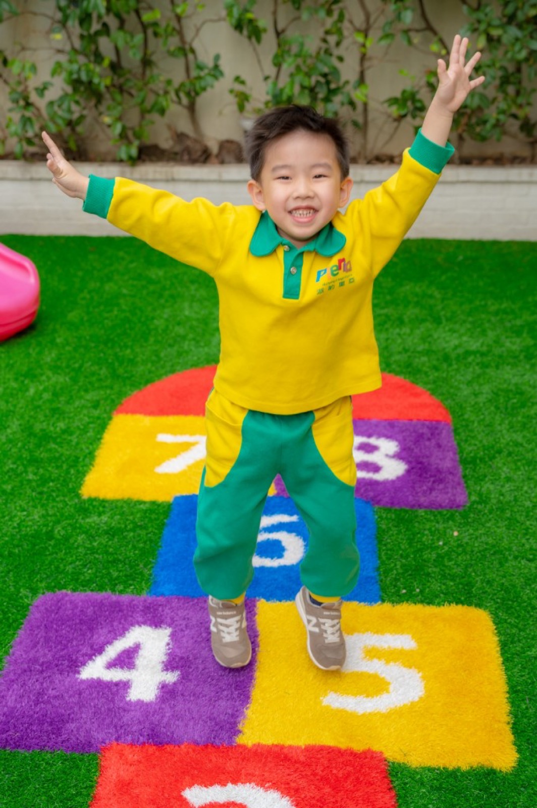 學士服畢業照 自然互動