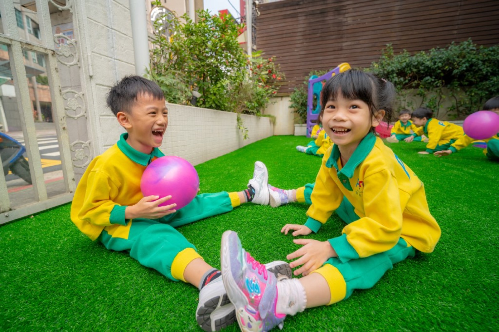 幼兒園畢業照 公園外景活潑