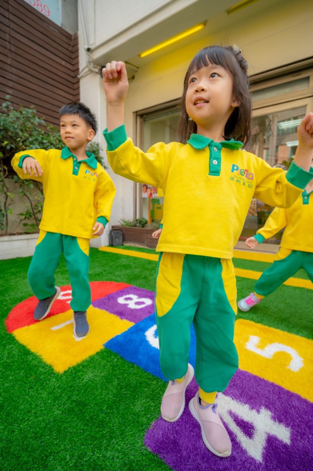 攝影師戶外拍攝 幼兒園畢業照自然互動