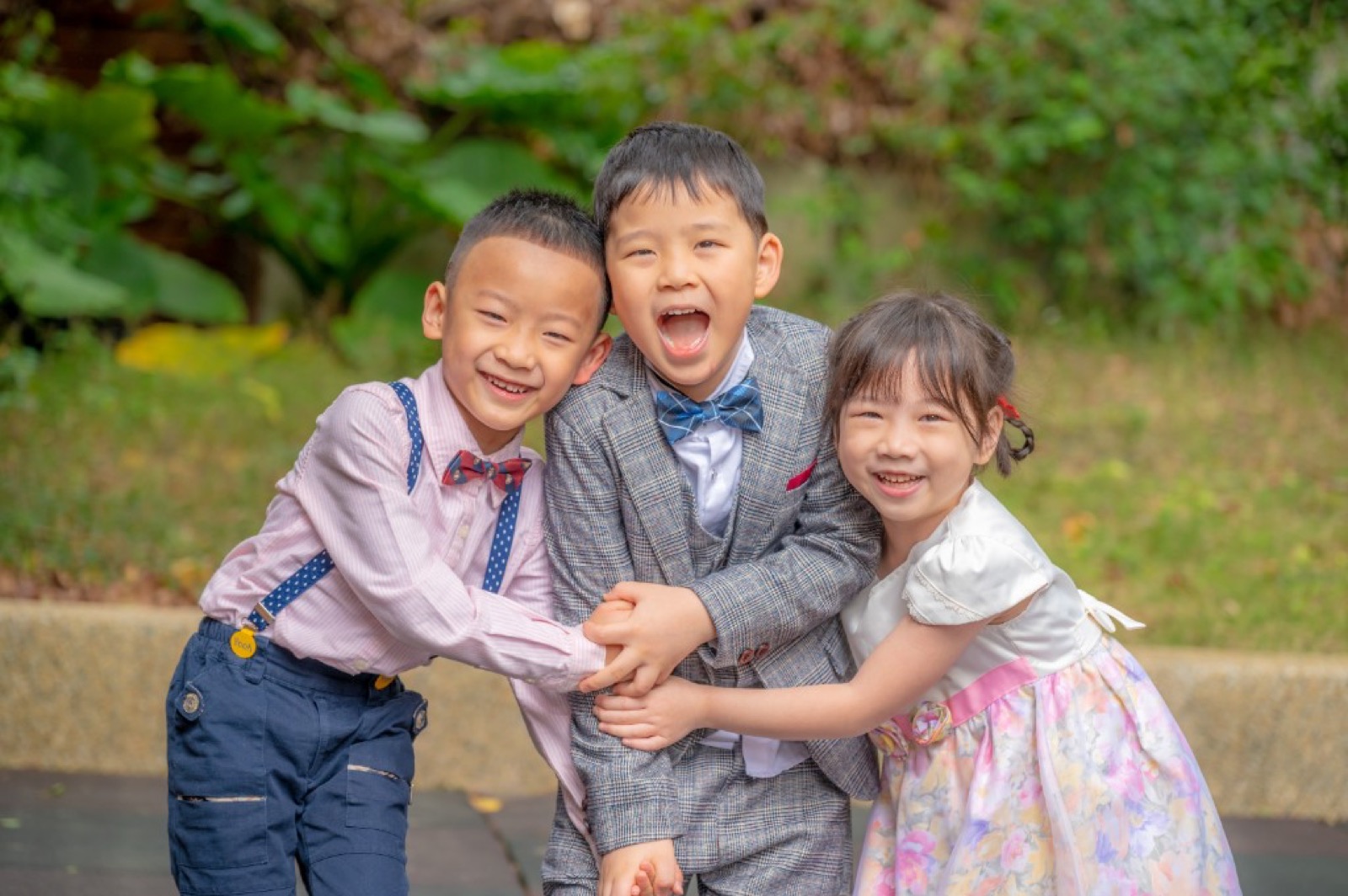 攝影師戶外拍攝 幼兒園畢業照自然互動