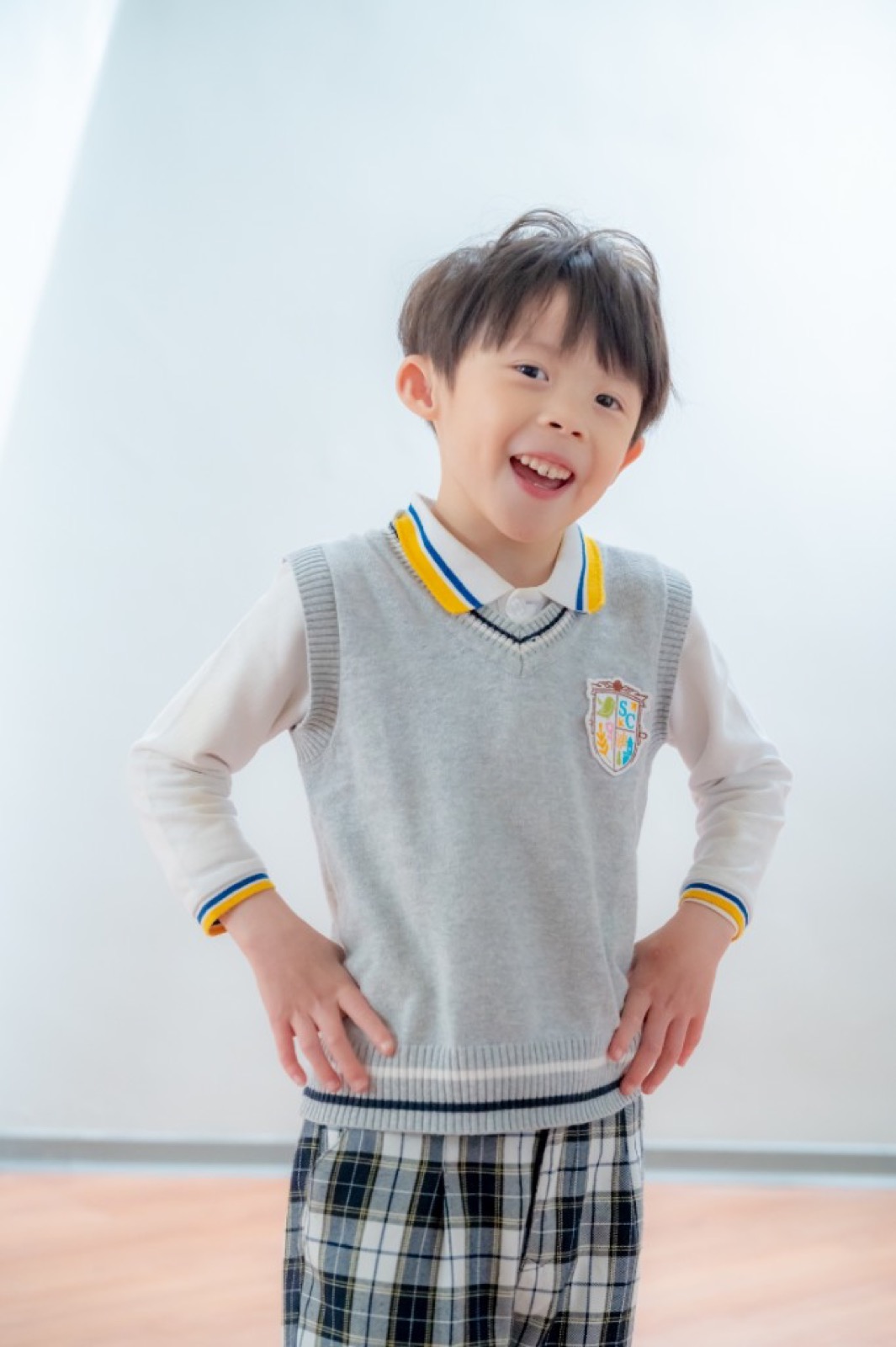 幼兒園畢業照 校園情境牽手上學