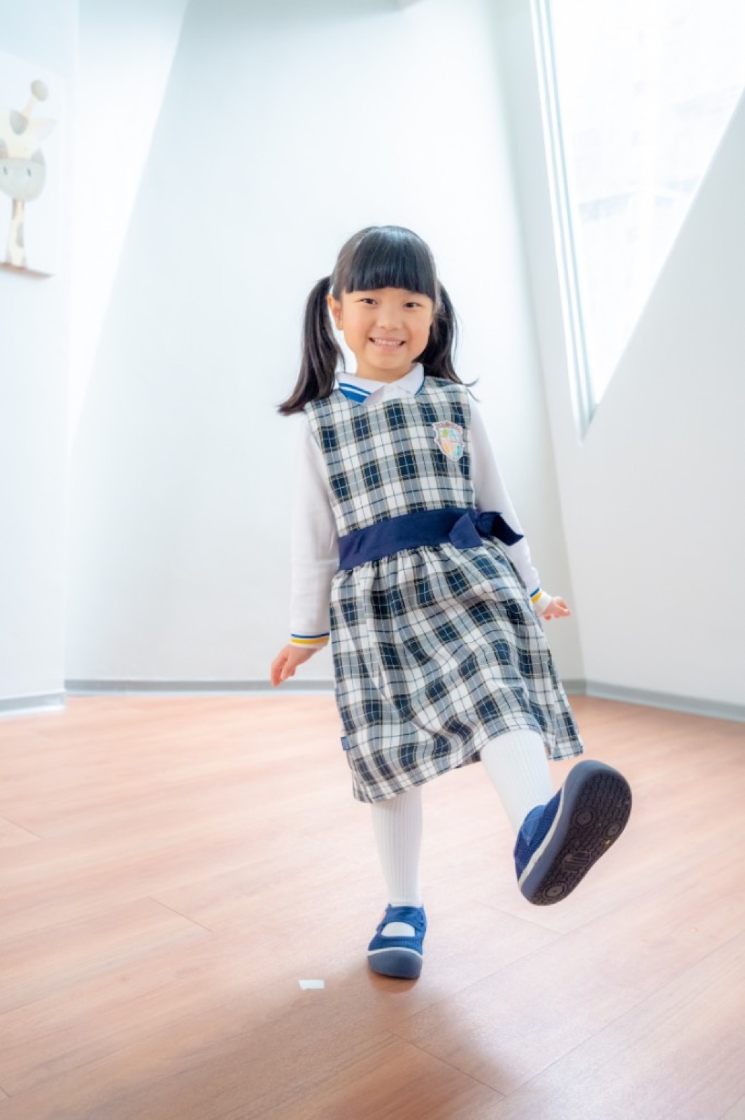 幼兒園畢業照 櫻花樹前學士服活潑