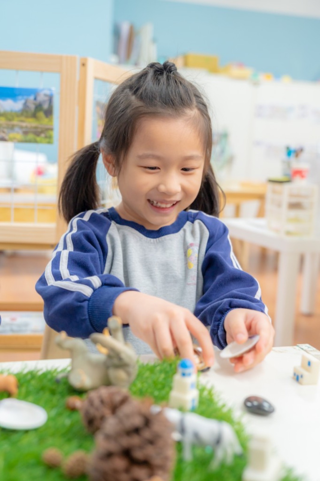幼兒園畢業照 校園情境牽手上學