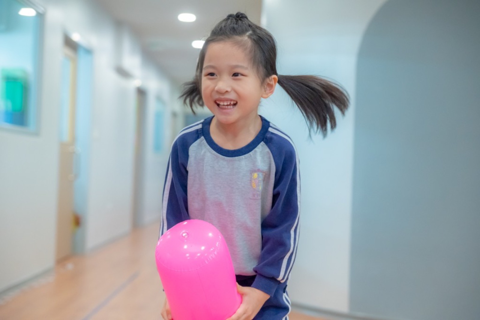 幼兒園畢業照 櫻花樹前學士服活潑
