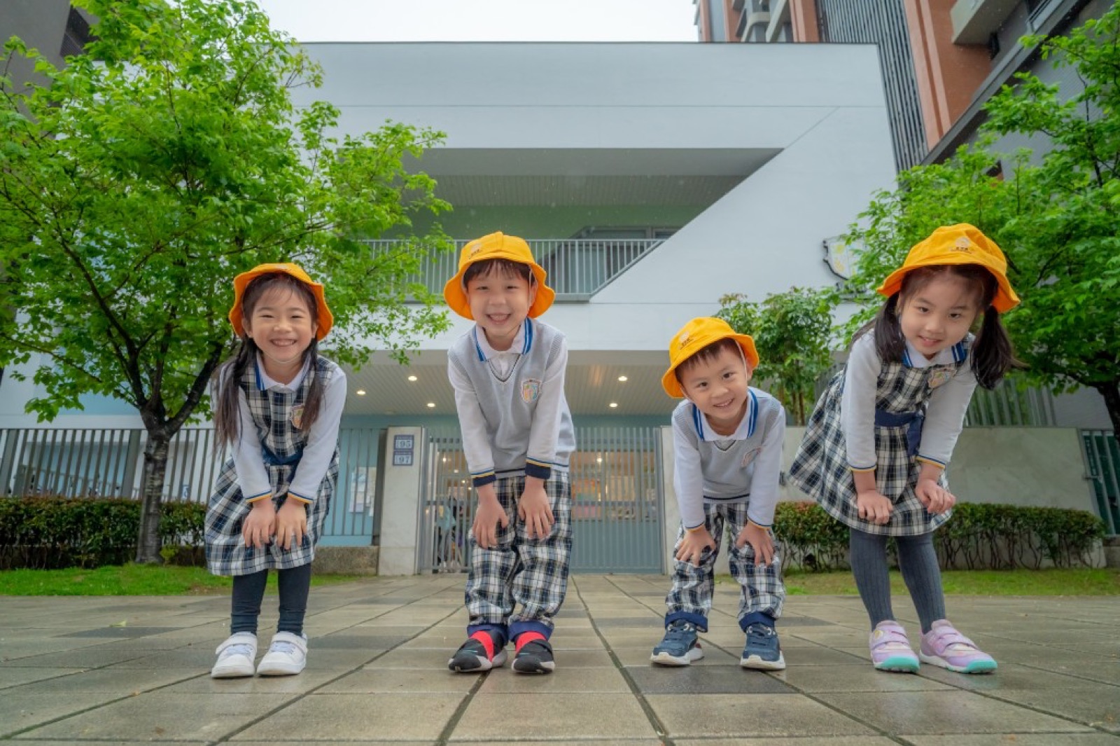 幼兒園畢業照 櫻花樹前學士服活潑