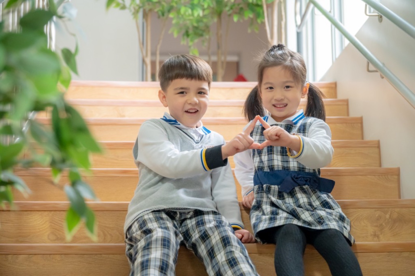幼兒園畢業照 家庭合影戶外草地