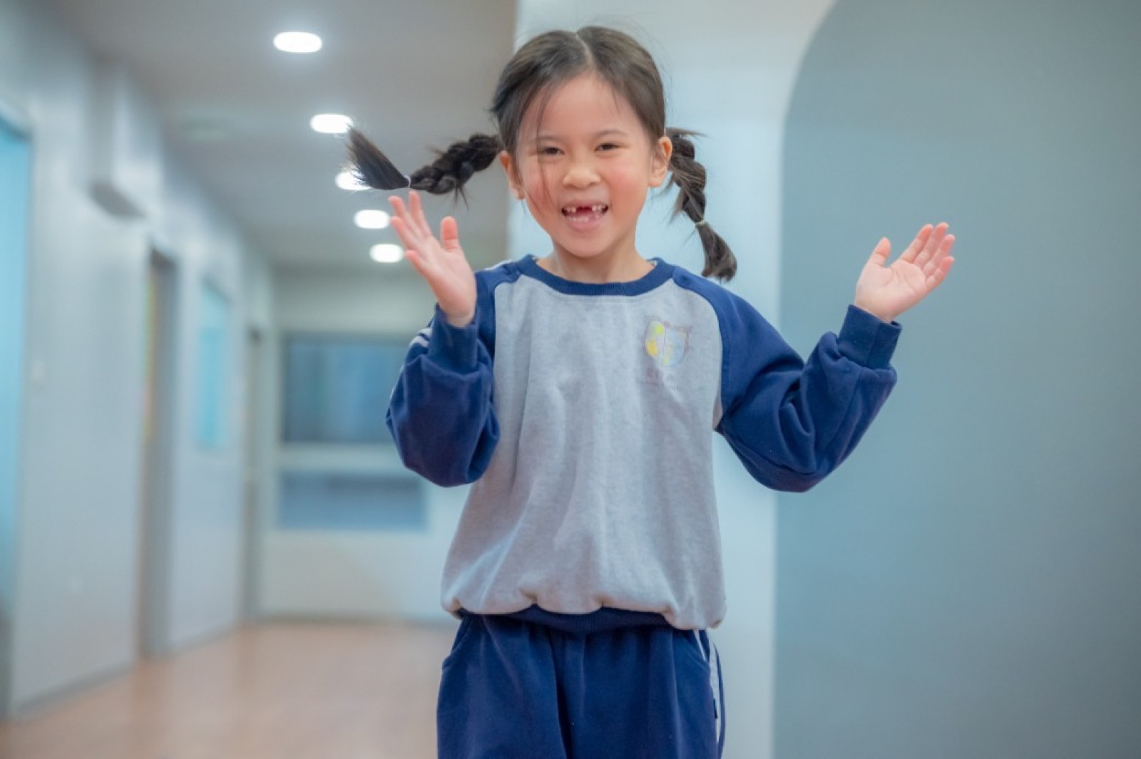 幼兒園畢業照 校園情境牽手上學