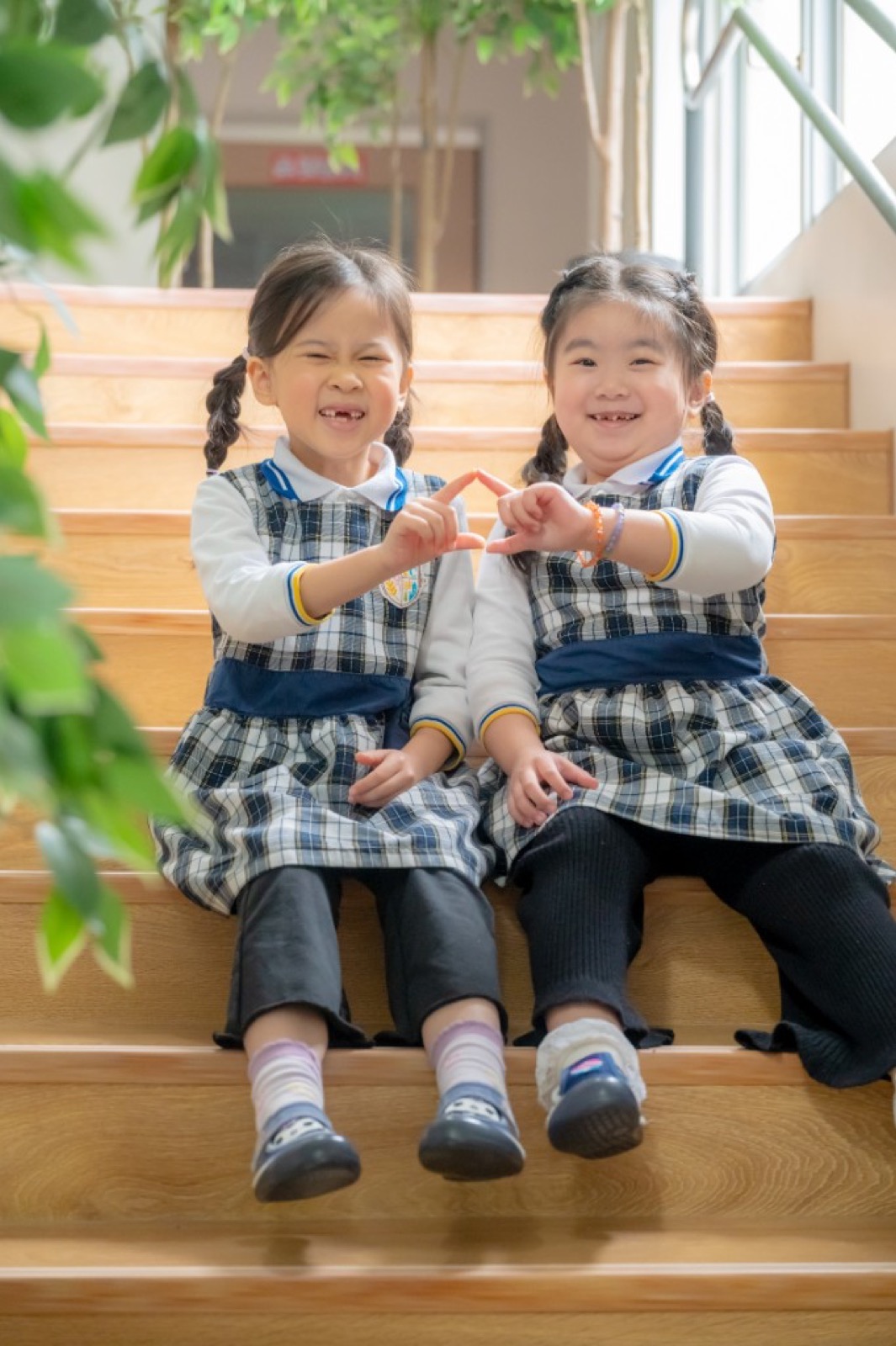 幼兒園畢業照 櫻花樹前學士服活潑