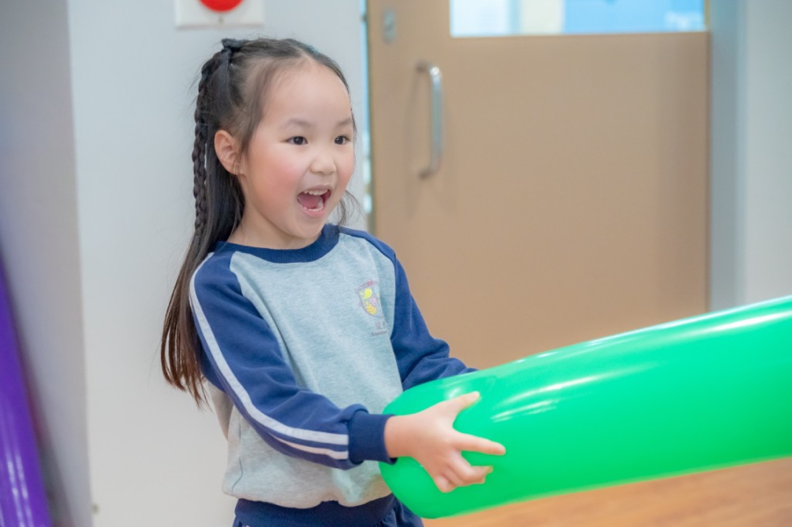 幼兒園畢業照 家庭合影戶外草地
