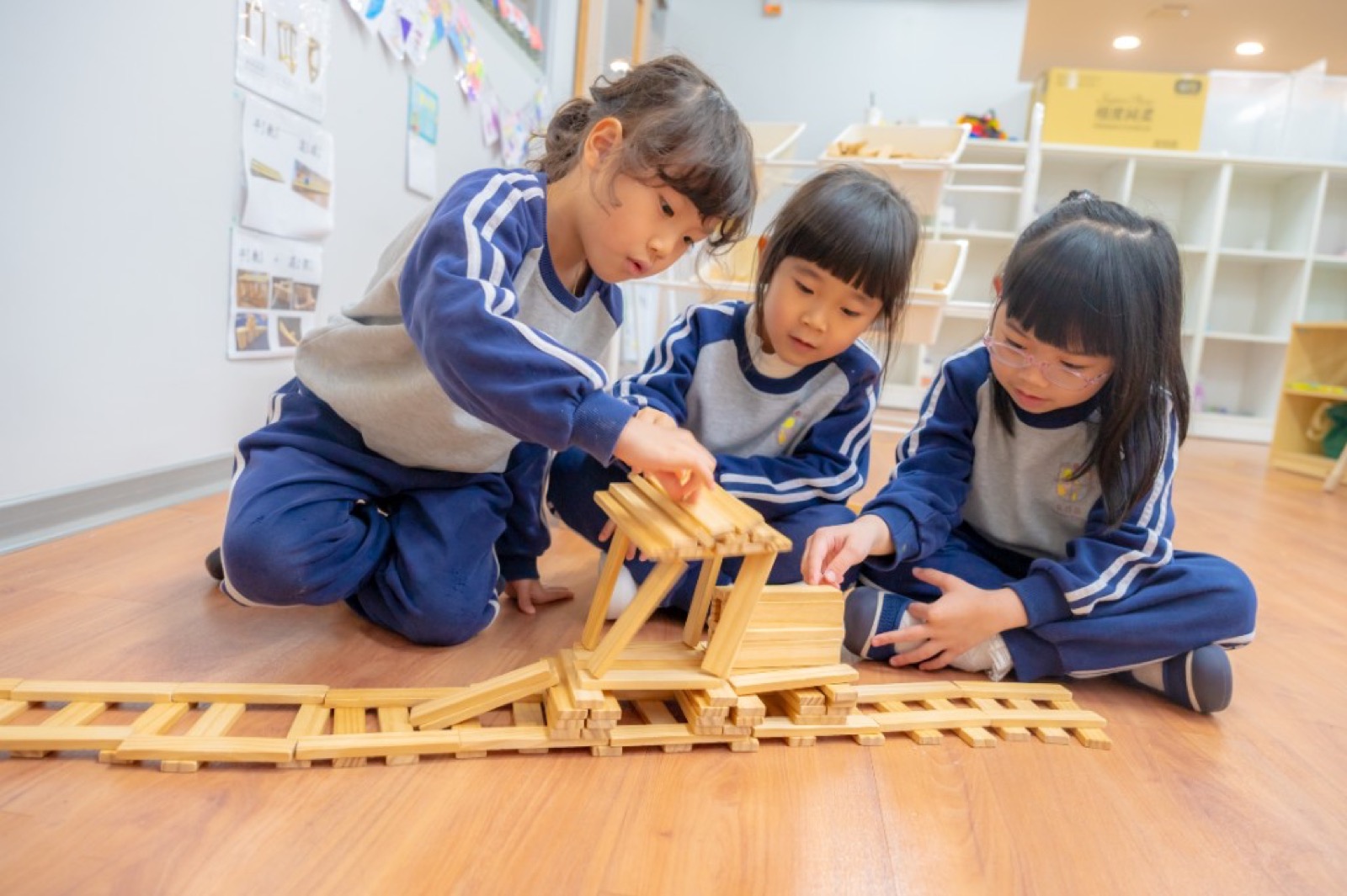 幼兒園畢業照 校園情境牽手上學
