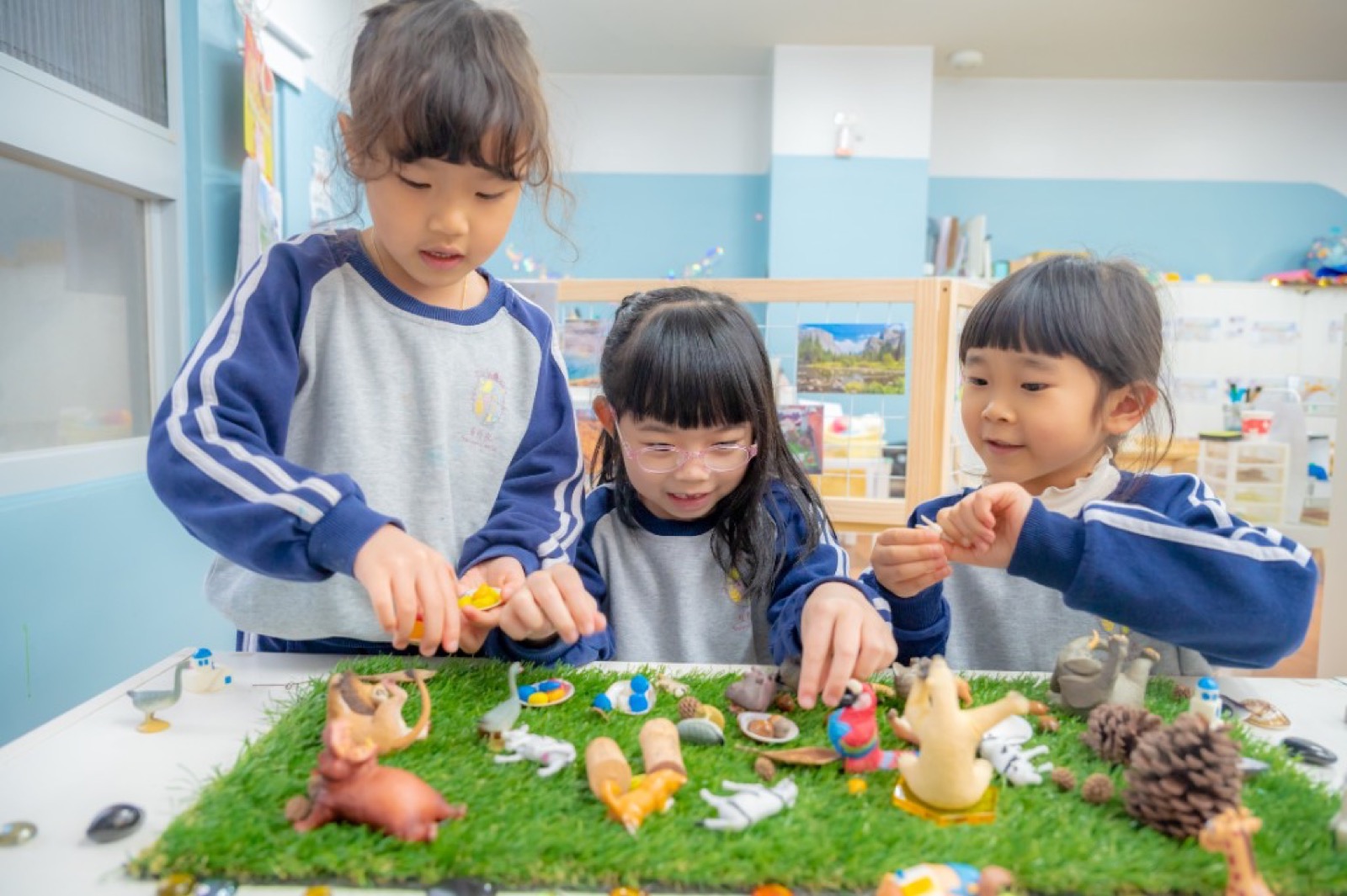 幼兒園畢業照 櫻花樹前學士服活潑