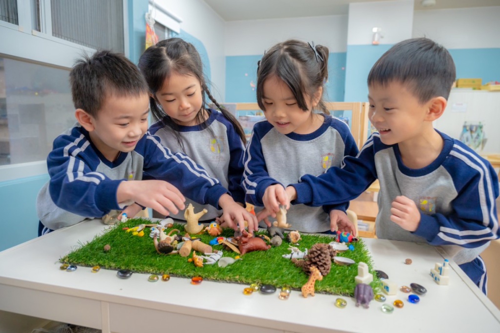 幼兒園畢業照 家庭合影戶外草地