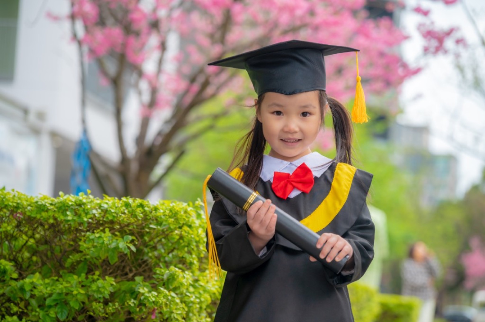 幼兒園畢業照 校園情境牽手上學