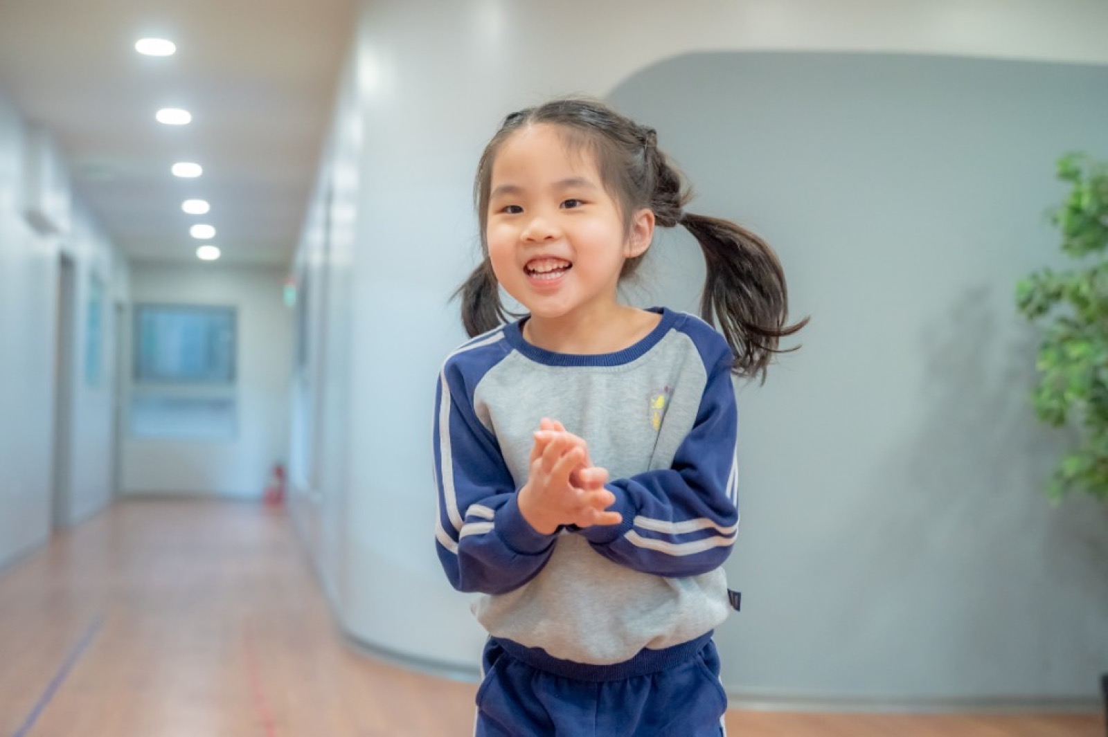 幼兒園畢業照 櫻花樹前學士服活潑