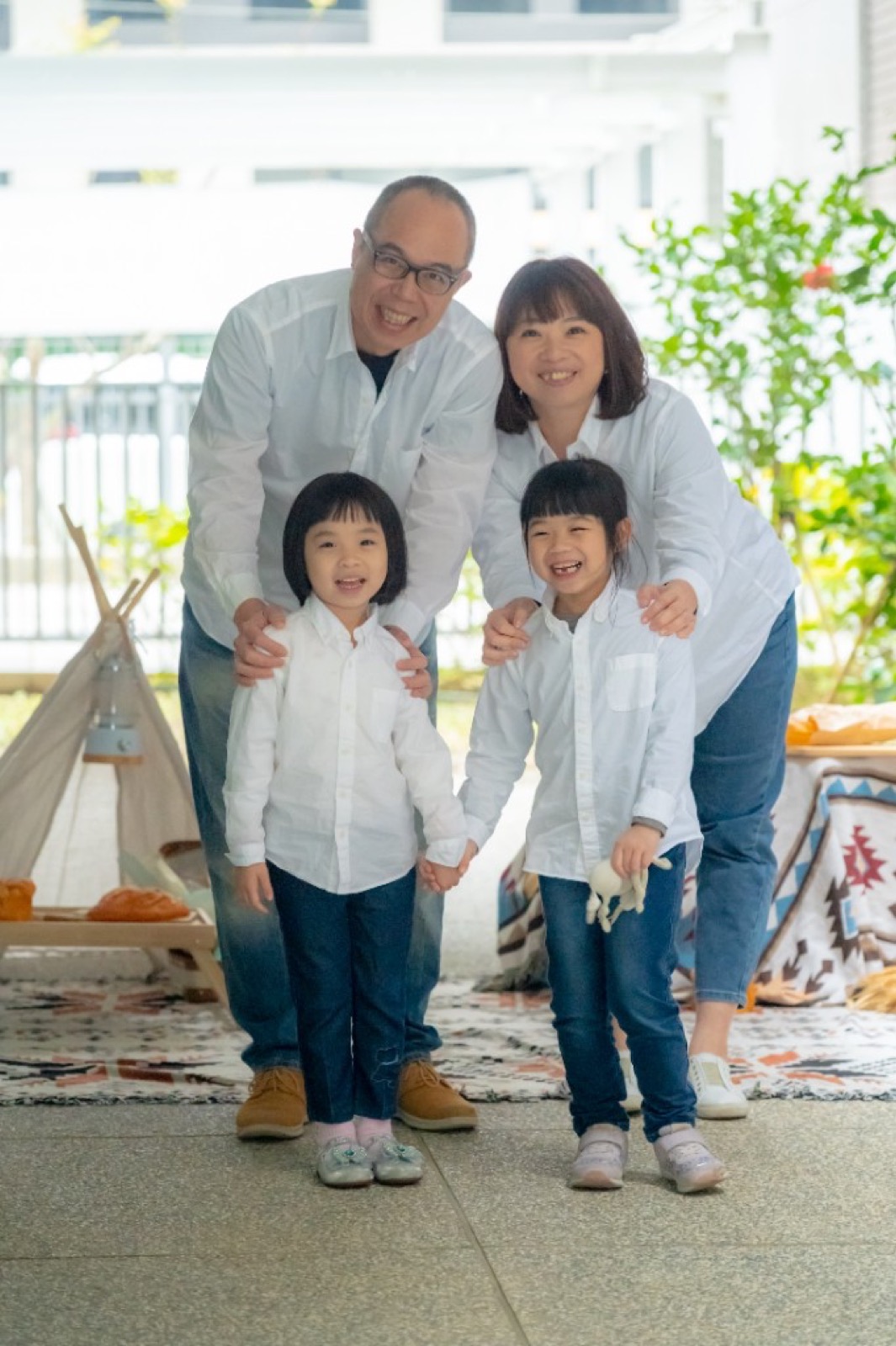 幼兒園畢業照 校園情境牽手上學