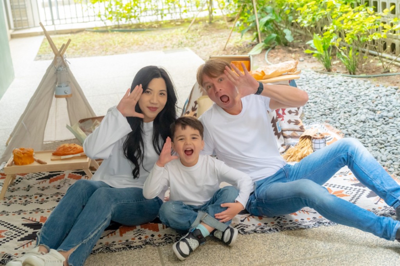 幼兒園畢業照 櫻花樹前學士服活潑