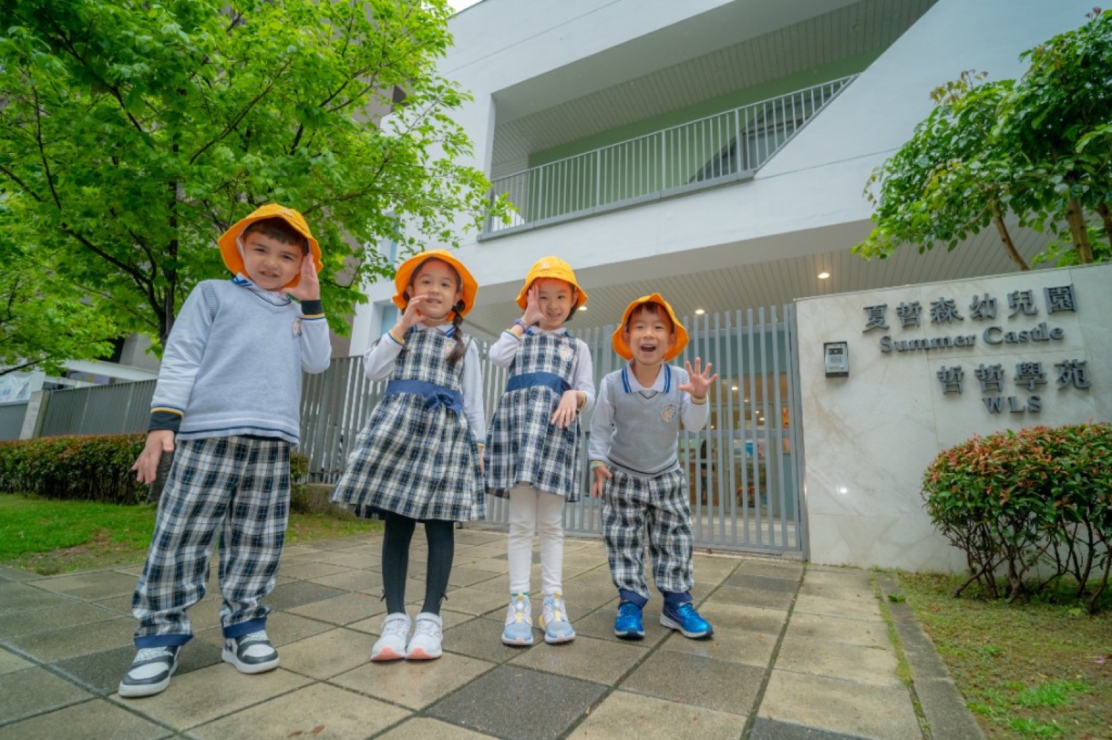 幼兒園畢業照 校園情境牽手上學