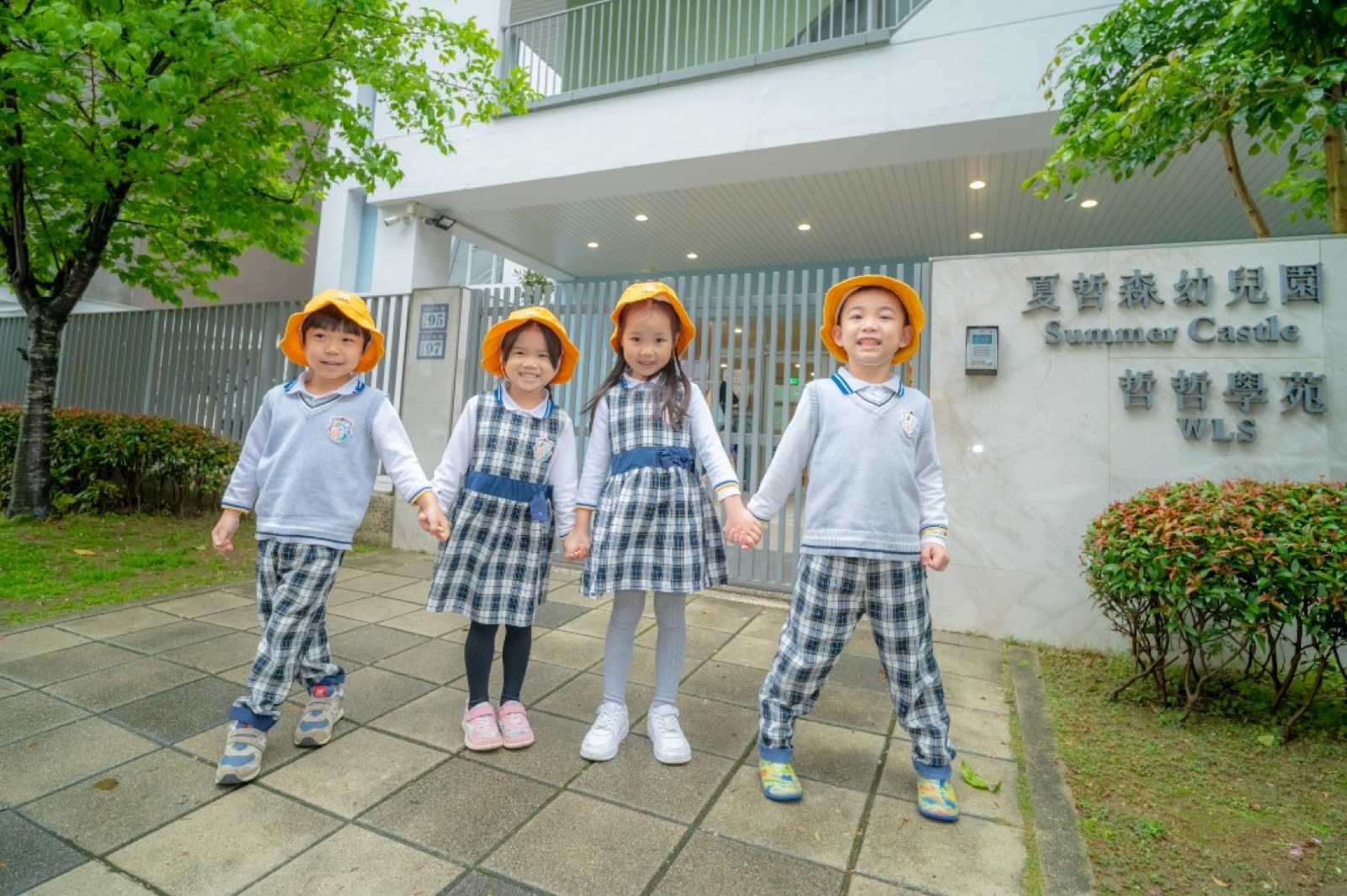 幼兒園畢業照 櫻花樹前學士服活潑