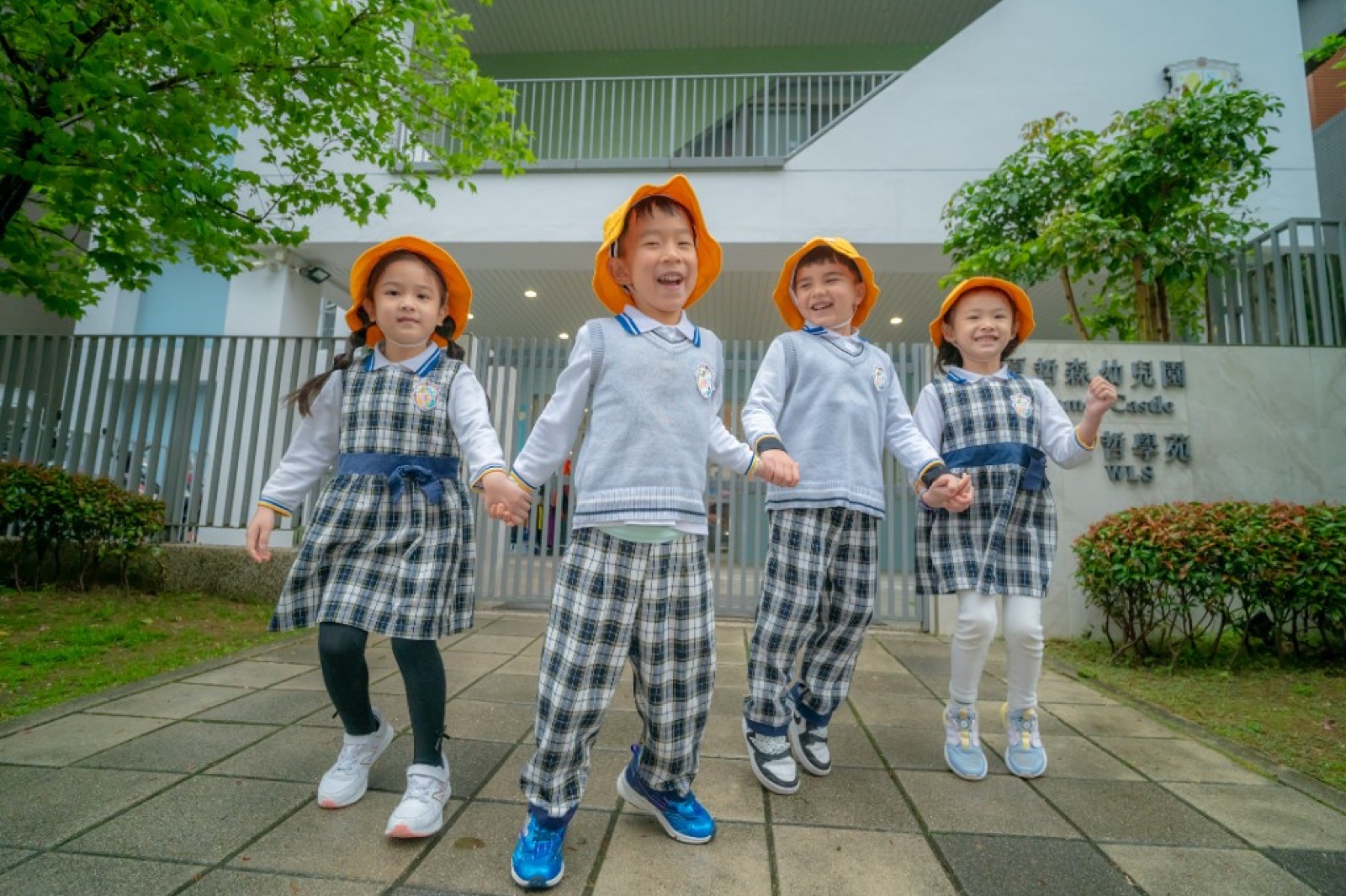 幼兒園畢業照 家庭合影戶外草地