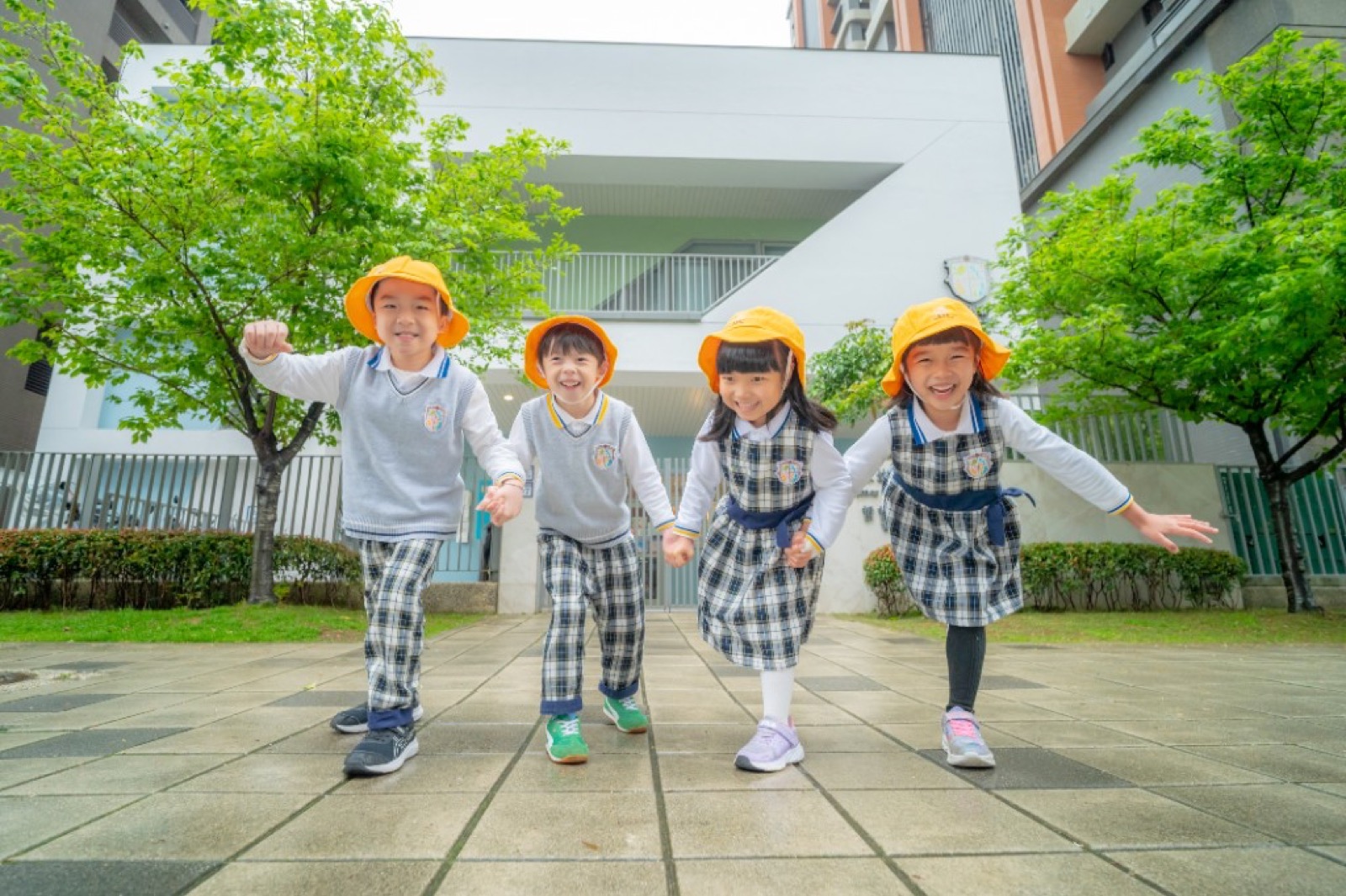 幼兒園畢業照 校園情境牽手上學