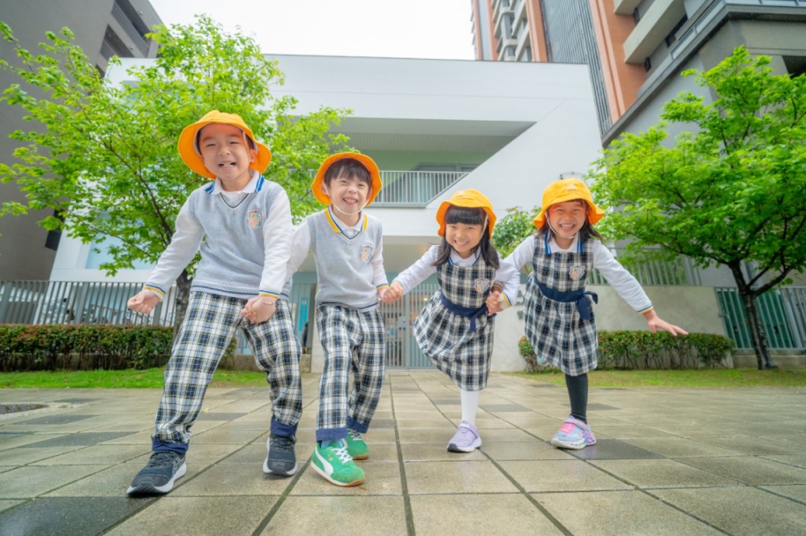 幼兒園畢業照 櫻花樹前學士服活潑