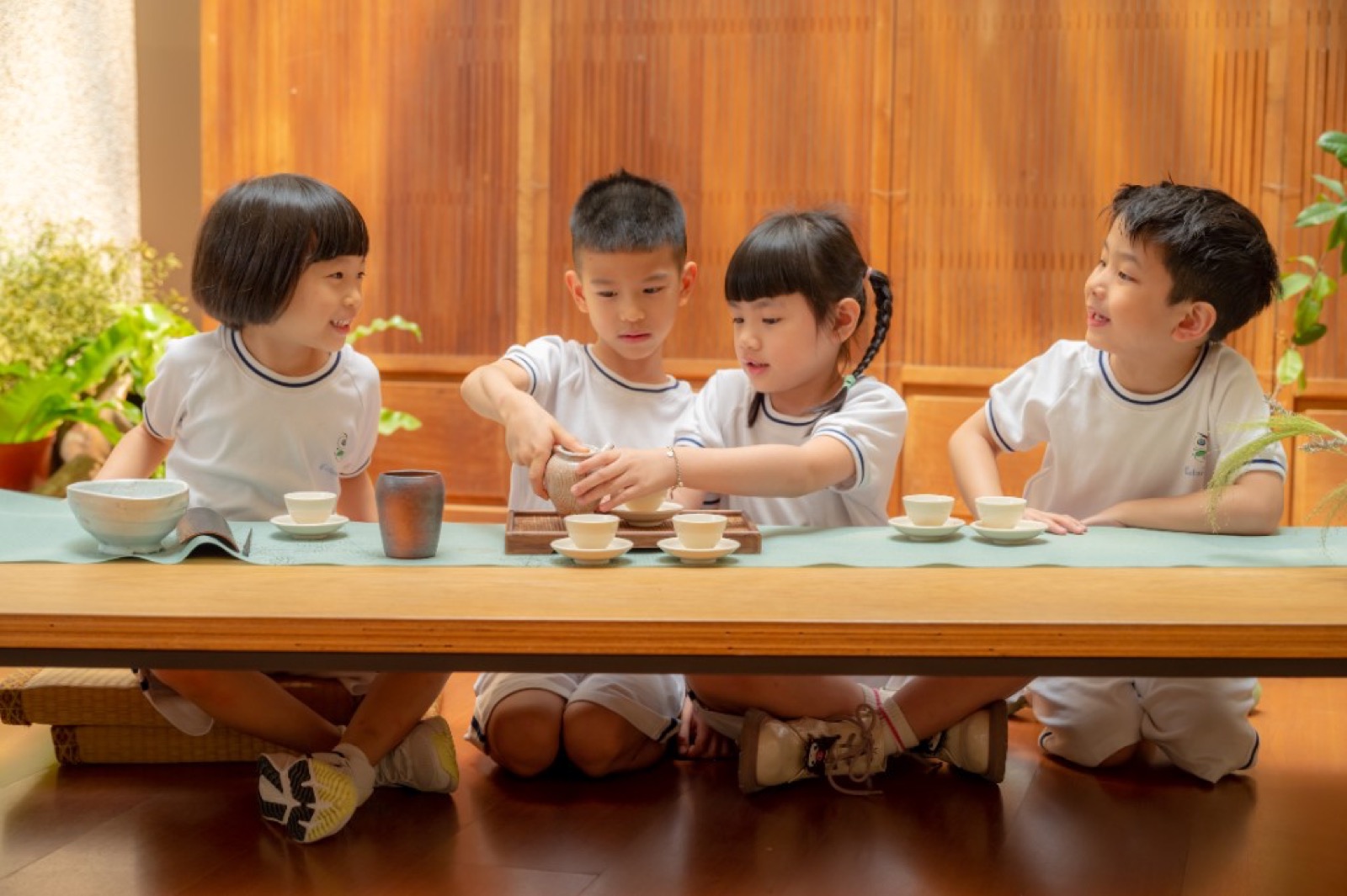 幼兒園畢業照 草地樹木 自然風格
