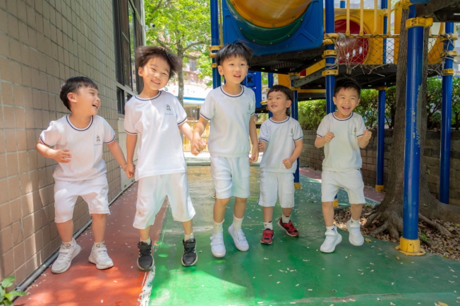幼兒園畢業照 草地樹木 自然風格
