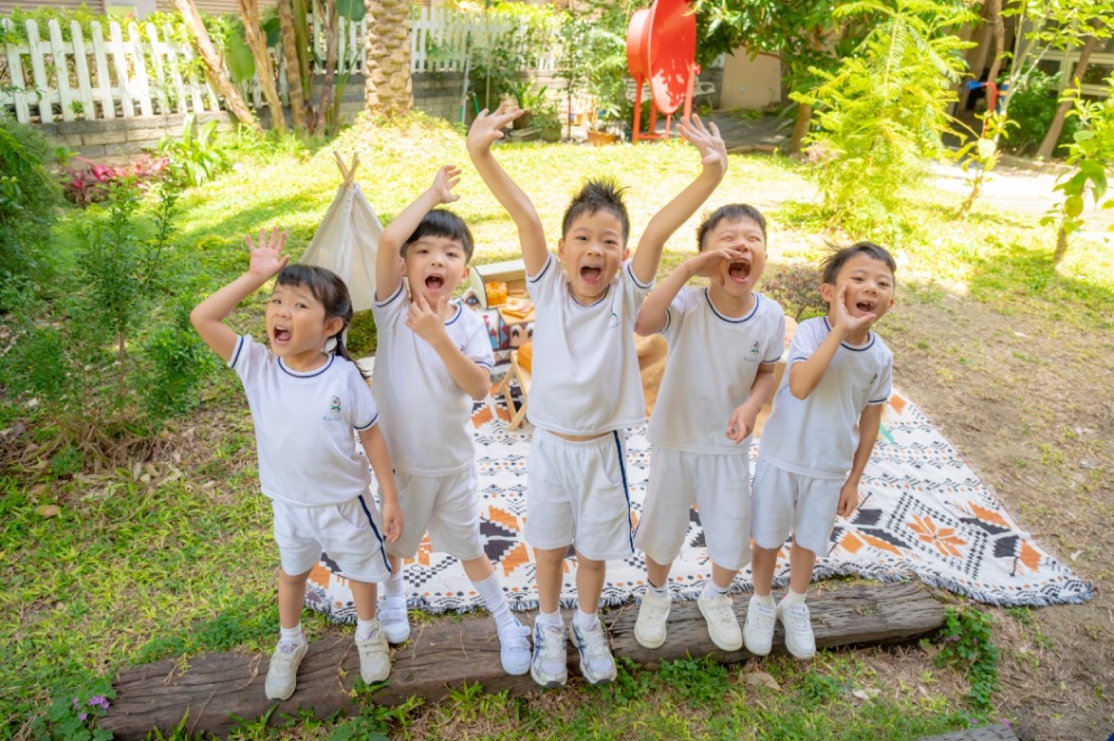 幼兒園畢業照 草地樹木 自然風格