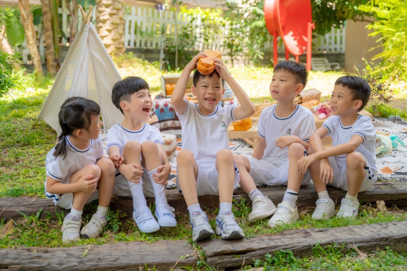 幼兒園畢業照 學士服 綠意校園