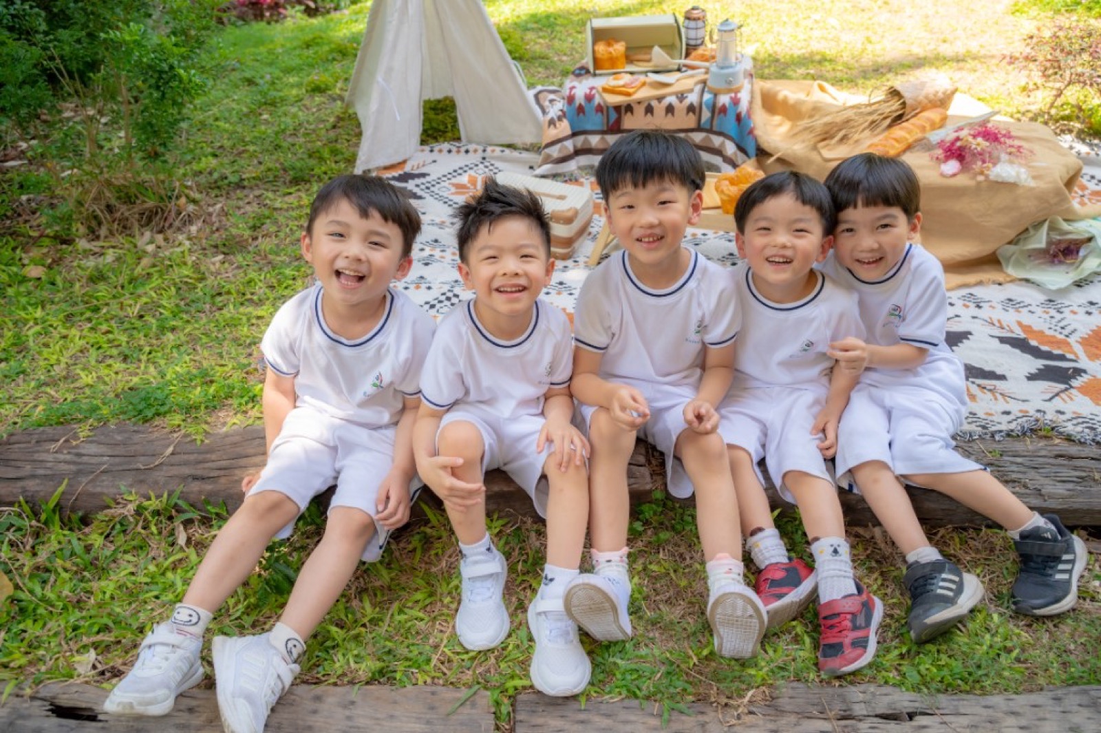 幼兒園畢業照 學士服 綠意校園
