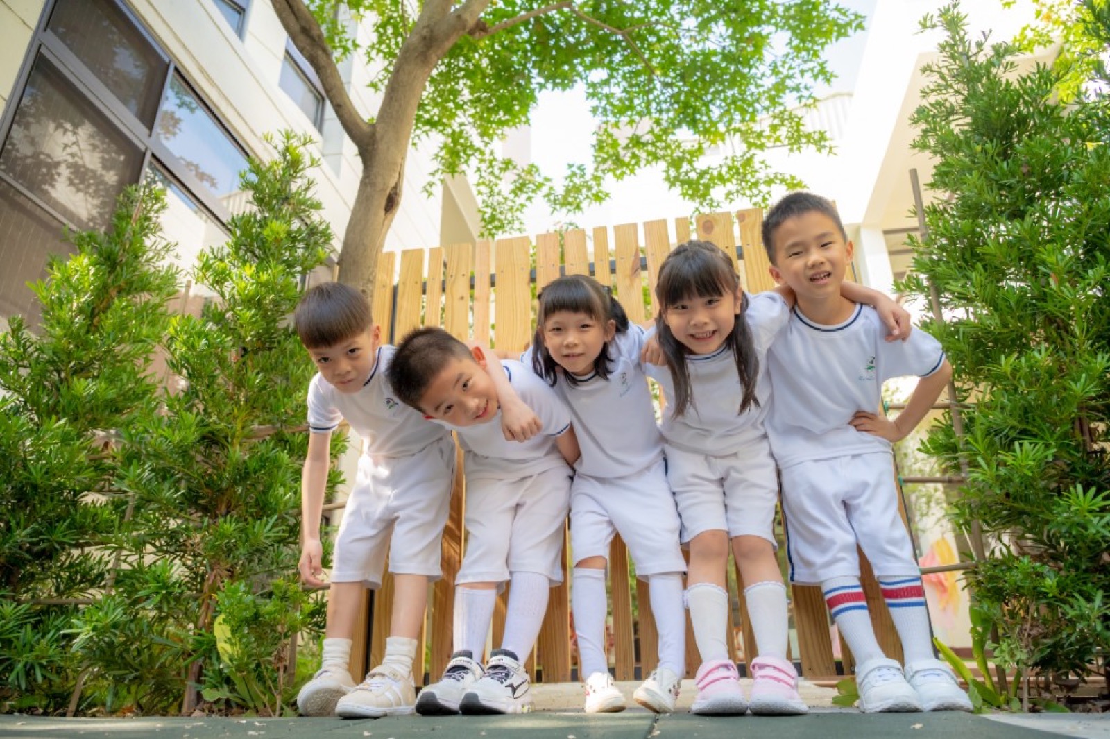 幼兒園畢業照 學士服 綠意校園