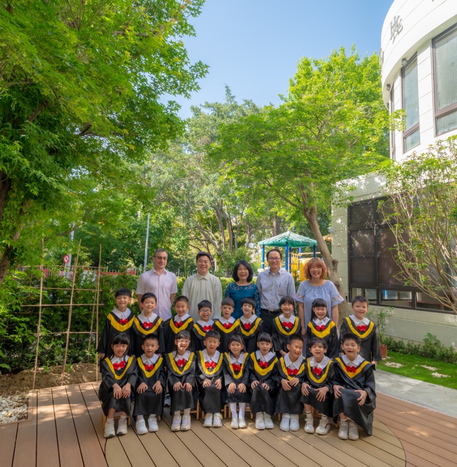 幼兒園畢業照 草地樹木 自然風格