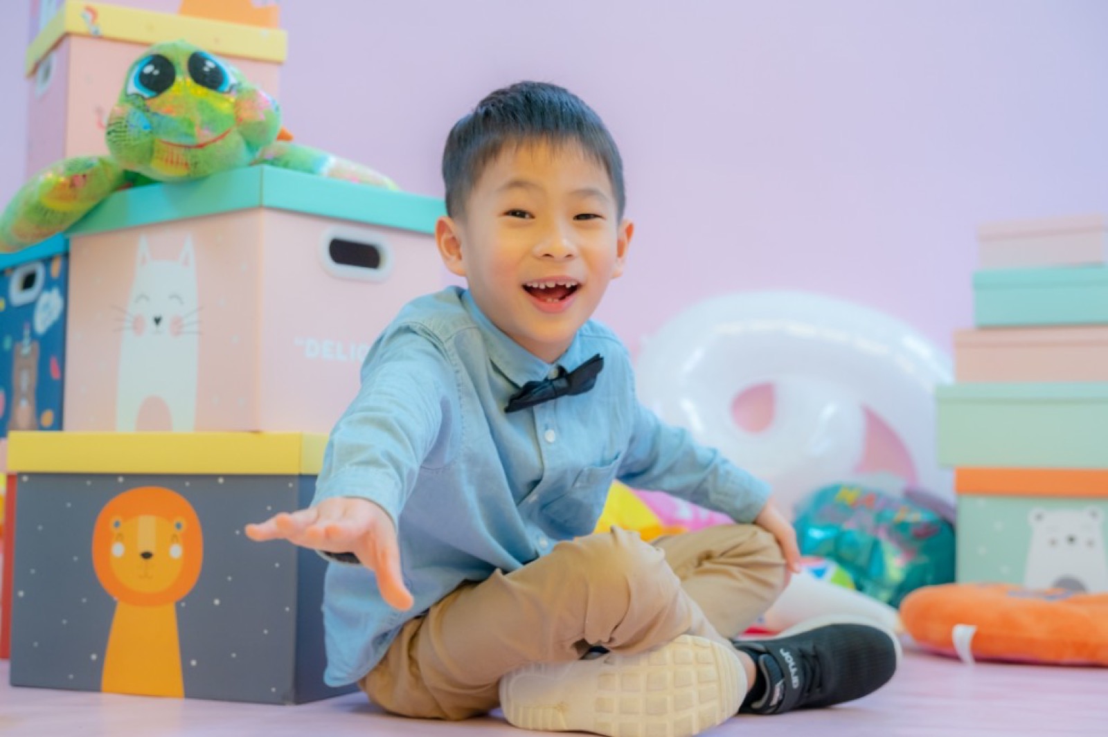 幼兒園畢業照 學士服白色背景