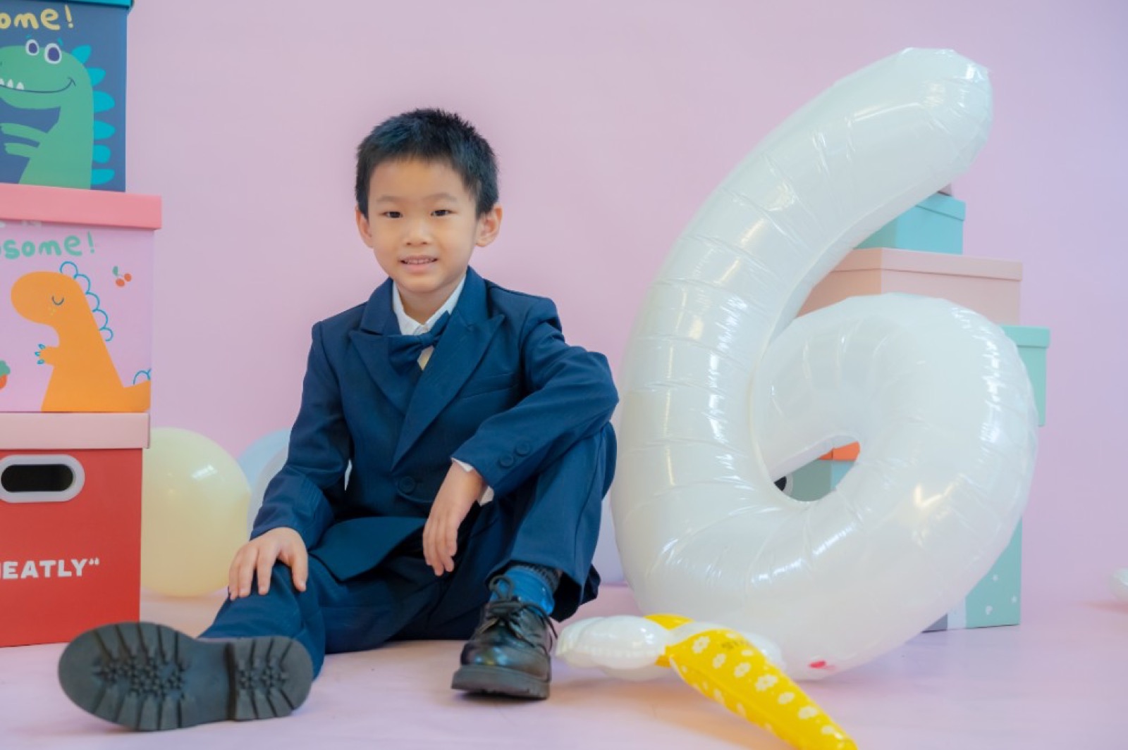 幼兒園畢業照 學士服白色背景