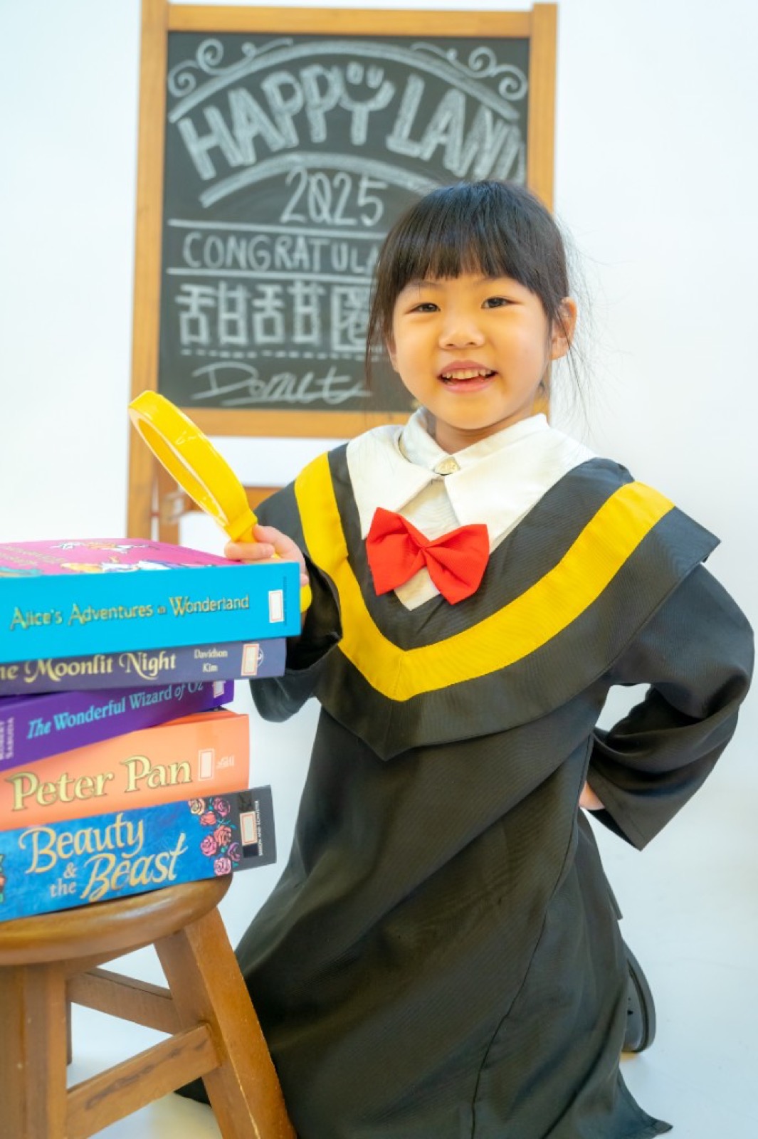 幼兒園畢業照 學士服白色背景