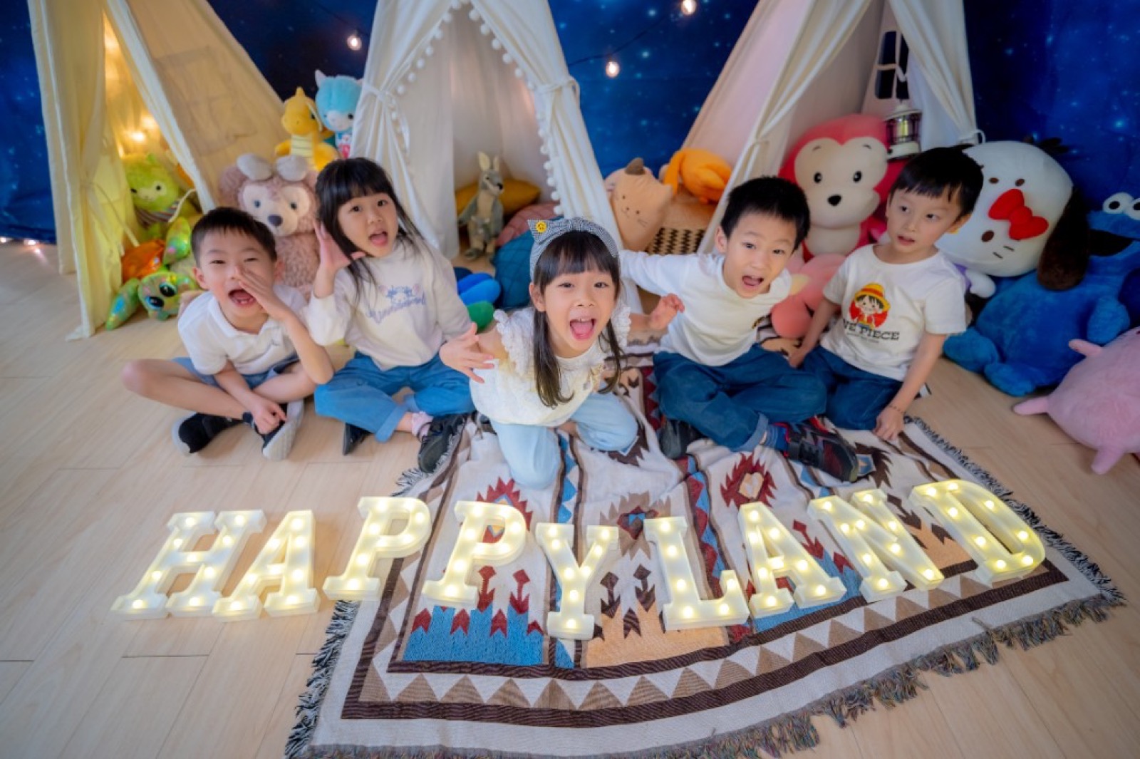 幼兒園畢業照 學士服白色背景
