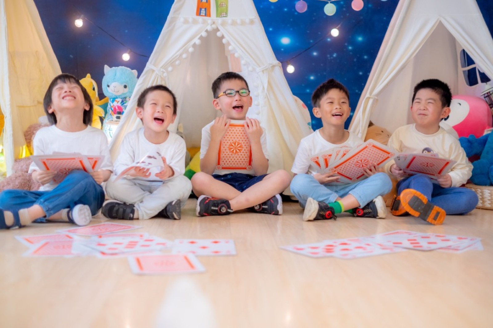 幼兒園畢業照 夜間露營星空場景