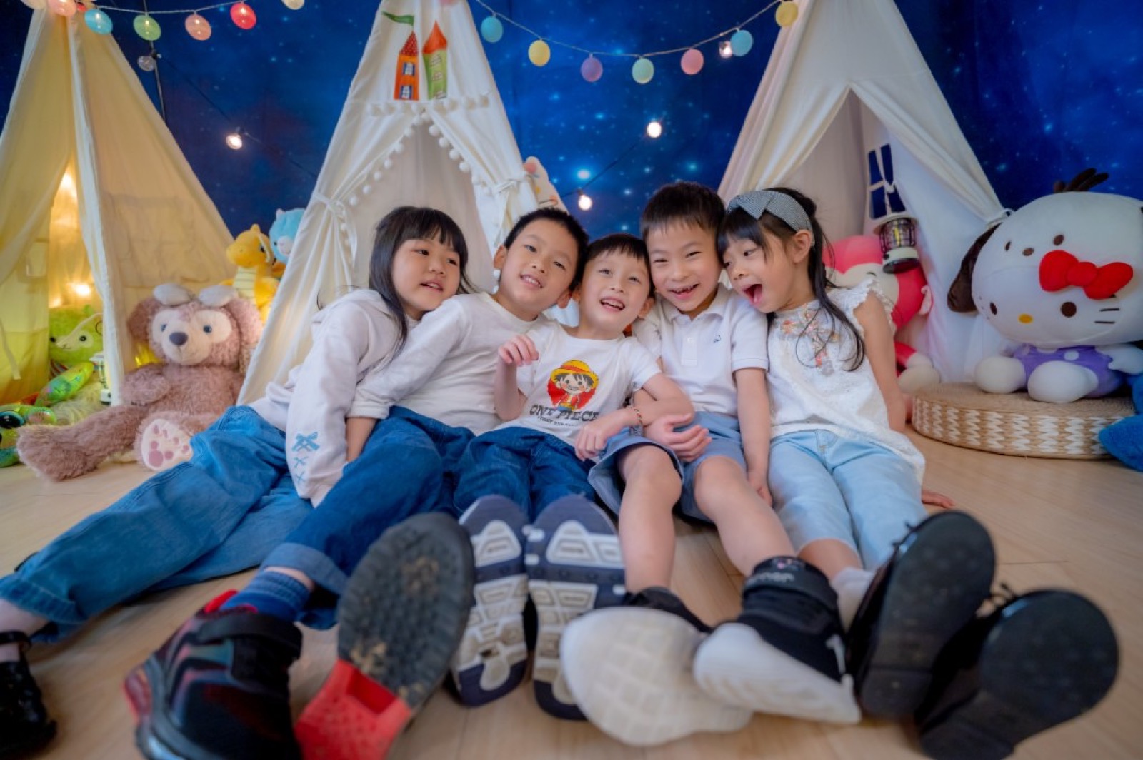 幼兒園畢業照 學士服白色背景