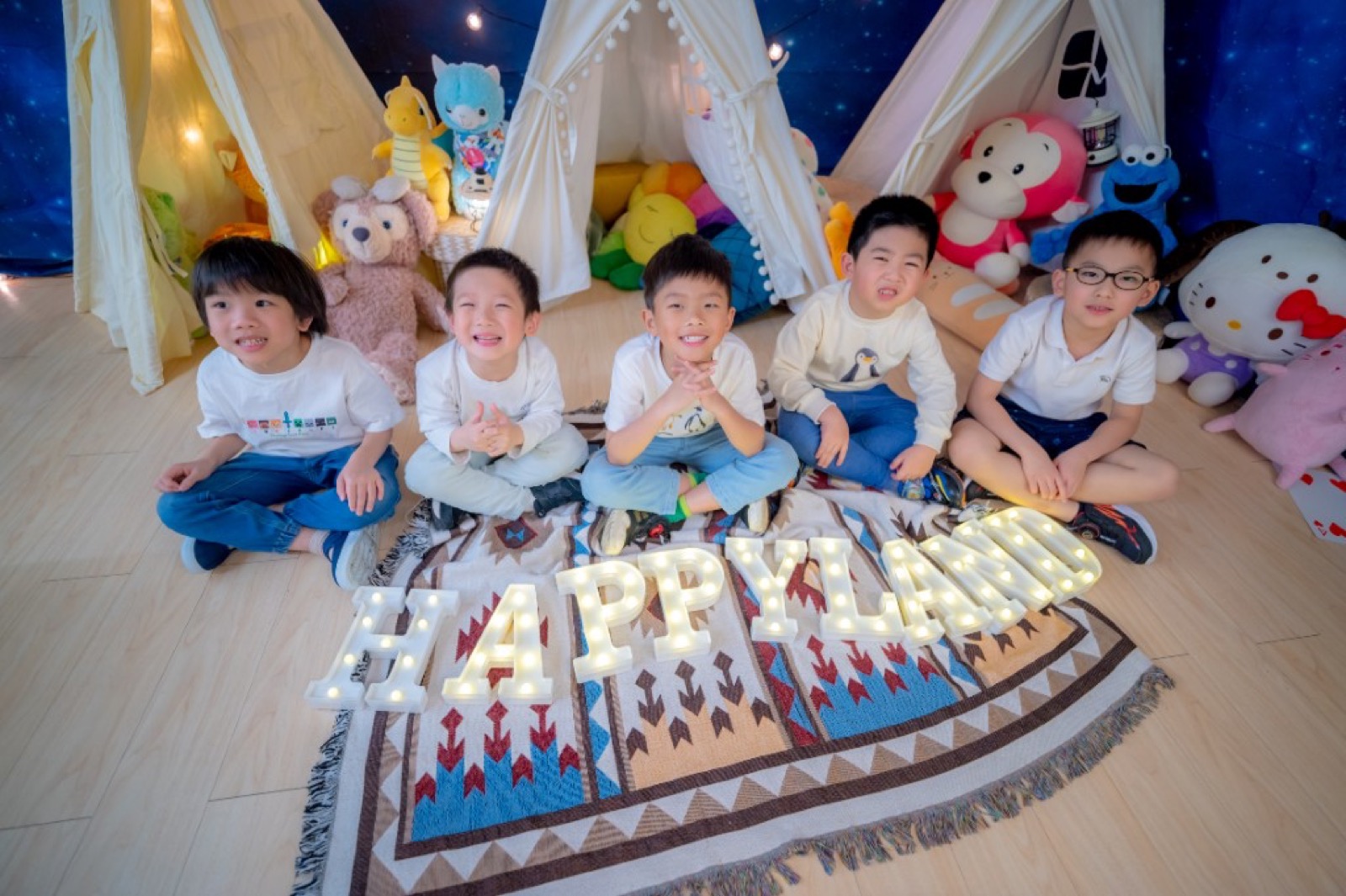 幼兒園畢業照 學士服白色背景