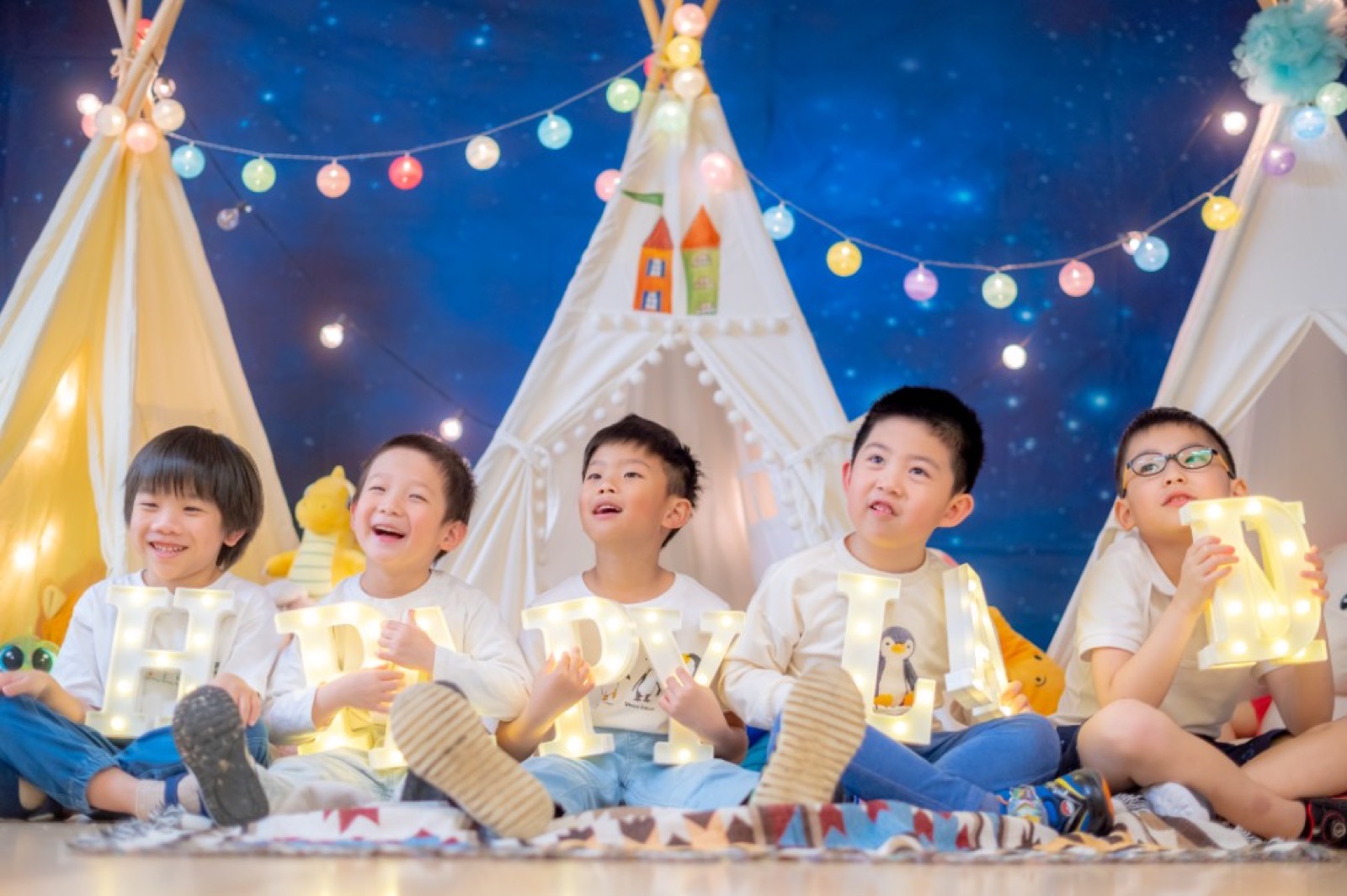 幼兒園畢業照 學士服白色背景