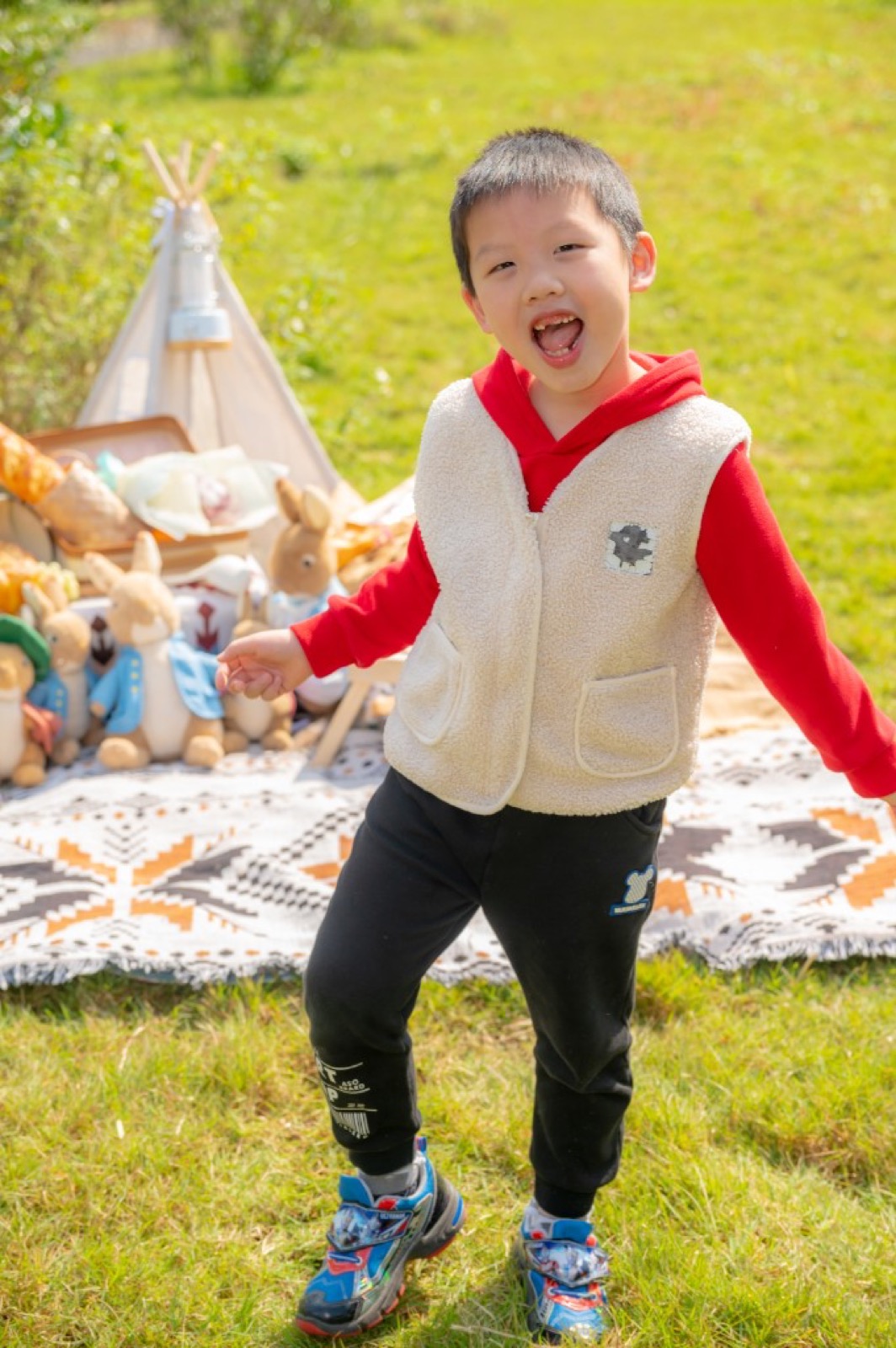 幼兒園畢業照 戶外草地外景活潑